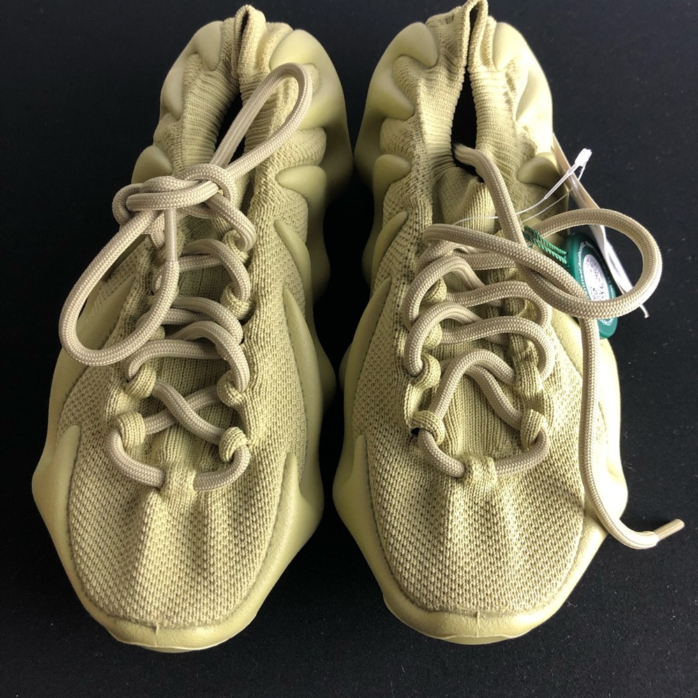 (79)- NWB-🚨BRAND NEW YEEZY 450 RESINS😍 SCHOOL BOYS SIZE 4Y🚨